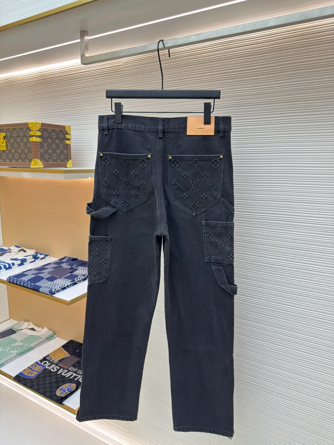 LOUIS VUITTON embossed work jeans ●Authentic product: purchased and developed by 17899 ●Item number: 1680249-B70 ●Material: denim fabric ●Technology: embossed embossed production ●Version: fitted version ●Weight: about 1085 grams ●Size: 30-32-34-36 ●Description: Integrating Monogram embossed pockets into a casual workwear silhouette, it can create a trendy look with the same style of overalls, or it can be mixed and matched with separate items to explore more fashion possibilities. Positioned panel splicing design, slightly distressed, washed blue, square nails with lettering under the left sleeve, decorative zipper, snap buttons at the front, standard cut version, casual style, suitable for both men and women. Original goods, washed casual jeans, imported original washed stretch fabric, comfortable and elastic, original hardware accessories decorated with logo, super correct fit, extremely high grade, high quality, fashionable and stylish upper body. The overall wiring is straight and delicate, the fabric is comfortable and soft, and the color is consistent without color difference. It can be matched with the same style to create a fashionable look and control various occasions. Customized accessories, complete with three standards, same style for men and women!